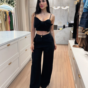 CONJUNTO. CROPPED E CALÇA LAÍS PRETO